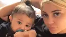 Lalu dalam sebah video, Kylie memperlihatkan dirinya yang bersama Stormi dengan keterangan "sekarang ia marah padaku." (instagram/kyliejenner)