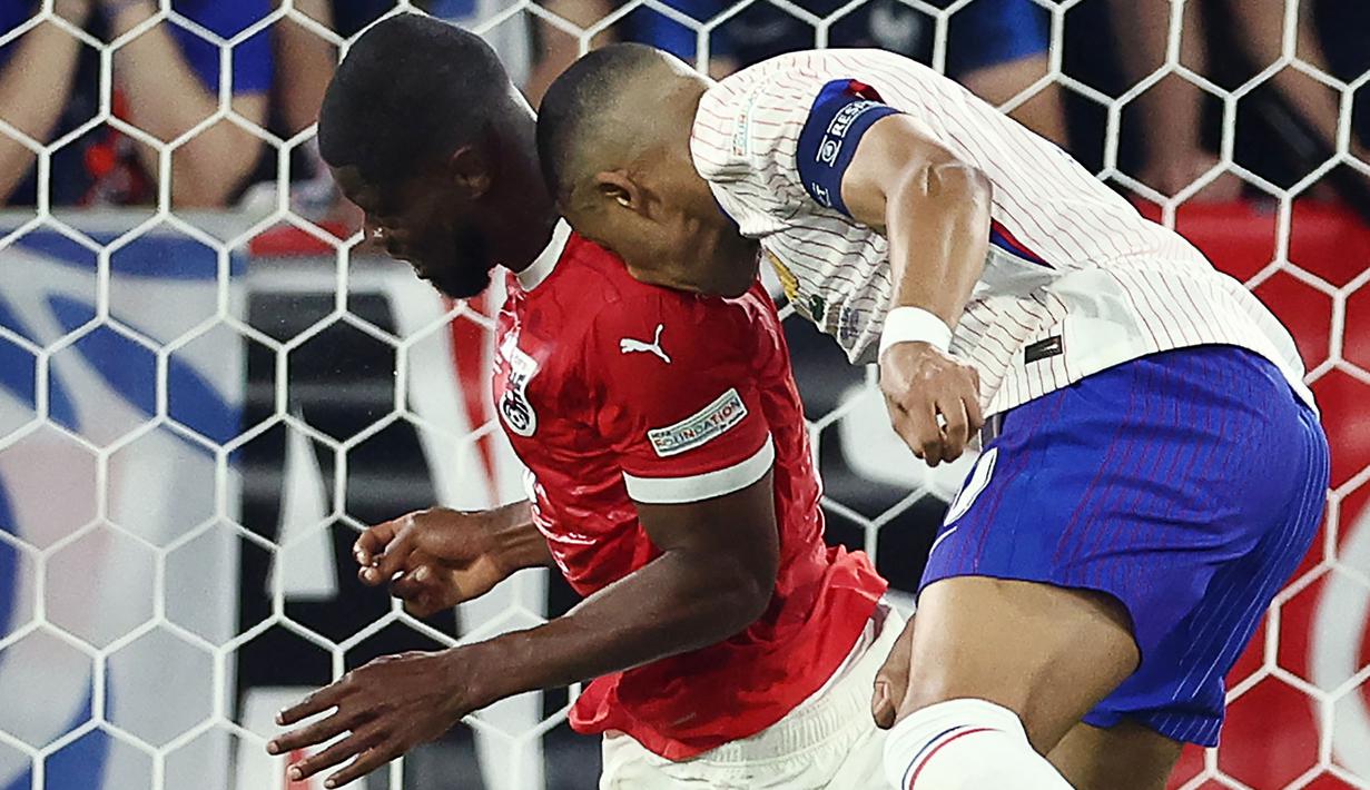 Pemain Prancis, Kylian Mbappe, menanduk bahu pemain Austria, Kevin Danso, dalam partai pertama Grup D Euro 2024 di Merkur Spiel-Arena, Dusseldorf, Selasa (18/6/2024). Prancis menang dengan skor tipis 1-0. (AFP/Franck Fife)