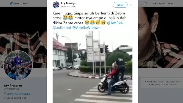 Pejalan kaki injak jok belakang pemotor (Foto:Istimewa)