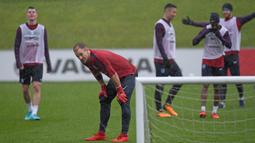 Kiper Inggris, Joe Hart, mendengarkan instruksi saat latihan di St George Park, Staffordshire, Selasa (7/11/2017). Latihan ini persiapan jelang laga persahabatan melawan Jerman dan Brasil. (AFP/Paul Ellis)