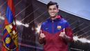 Gelandang baru Barcelona, Philippe Coutinho, diperkenalkan kepada publik di Barcelona, Minggu (7/1/2018). Pemain asal Brasil ini resmi didatangkan dari Liverpool dengan harga 160 juta euro. (AFP/Josep Lago)