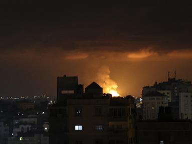 Asap dan api membubung di atas gedung-gedung setelah serangan udara Israel di Kota Gaza, Wilayah Palestina pada 9 Mei 2023. (AFP/Mohammed Abed)