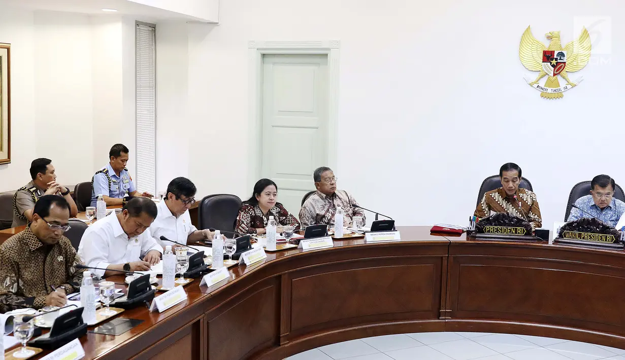 Sejumlah menteri Kabinet Kerja mengikuti rapat terbatas yang dipimpin Presiden Jokowi didampingi Wapres Jusuf Kalla di Kantor Presiden, Jakarta, Selasa (18/7). Rapat terbatas itu membahas peraturan transportasi online. (Liputan6.com/Angga Yuniar)