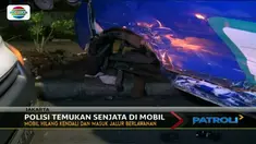 Diduga hilang kendali, mobil minibus keluar jalur dan menabrak mobil oprasional PLN  di Kawasan Kebon Jeruk.
