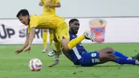 Pemain PSIS Semarang, Boubakary Diarra (kanan), harus kerja keras untuk menghadang gelandang Persik, Bayu Otto, pada laga di Stadion Jatidiri Semarang, Jumat (11/4/2025). (Bola.com/Gatot Sumitro)