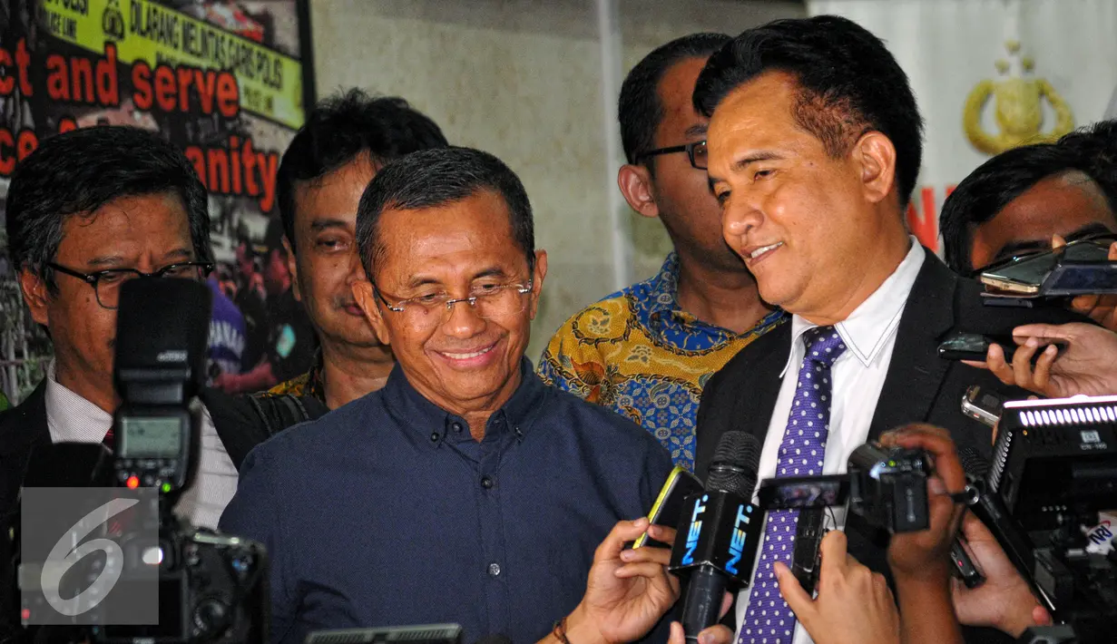 Dahlan Iskan (kiri) usai menjalani pemeriksaan di Bareskrim Mabes Polri, Jakarta, Senin (22/6/2015). Dahlan dimintai keterangan sebagai saksi dalam dugaan korupsi pengadaan BBM High Speed Diesel PT PLN tahun 2010. (Liputan6.com/Yoppy Renato)