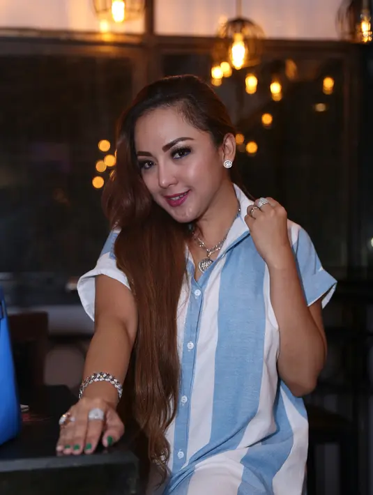 Sambil berurai air mata, ibu dua anak ini menceritakan bagaimana kedekatannya dengan ibunya. (Andy Masela/Bintang.com)