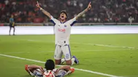 Pemain Arema FC, Betinho melakukan selebrasi usai meraih pertandingan Persija Jakarta vs Arema FC BRI Super League pekan ke-20 yang berlangsung di Stadion Utama Gelora Bung Karno, Minggu (8/2/2026) malam WIB. (Bola.com/Abdul Aziz)