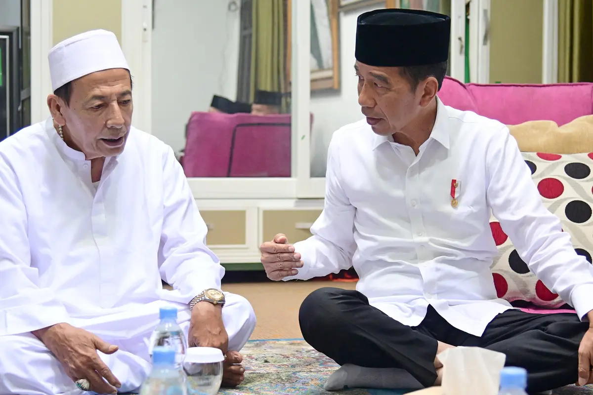 Presiden Joko Widodo atau Jokowi bertakziah ke rumah duka almarhumah Syarifah Salma binti Hasyim bin Yahya di Kota Pekalongan, Provinsi Jawa Tengah, Rabu (29/5/2024) (Muchlis Jr - Biro Pers Sekretariat Presiden)