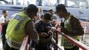 Suporter Aremania, diperiksa petugas keamanan sebelum masuk ke stadion. (Bola.com/Erwin Fitriansyah)