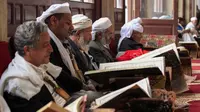 Sejumlah pria membaca Al-Quran selama bulan Ramadan di Masjid Agung Sanaa, Yaman, Minggu (26/4/2020). Masjid Agung Sanaa merupakan salah satu masjid pertama yang dibangun atas perintah Nabi Muhammad SAW. (Mohammed HUWAIS/AFP)