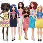 Barbie dengan tubuh tinggi, berlekuk dan mungil terlihat berdiri dengan Barbie tradisional dalam foto yang dirilis oleh Mattel, Kamis (28/1). 2016, perusahaan Mattel akan mengeluarkan Barbie dengan tiga bentuk tubuh baru. (REUTERS/Mattel)