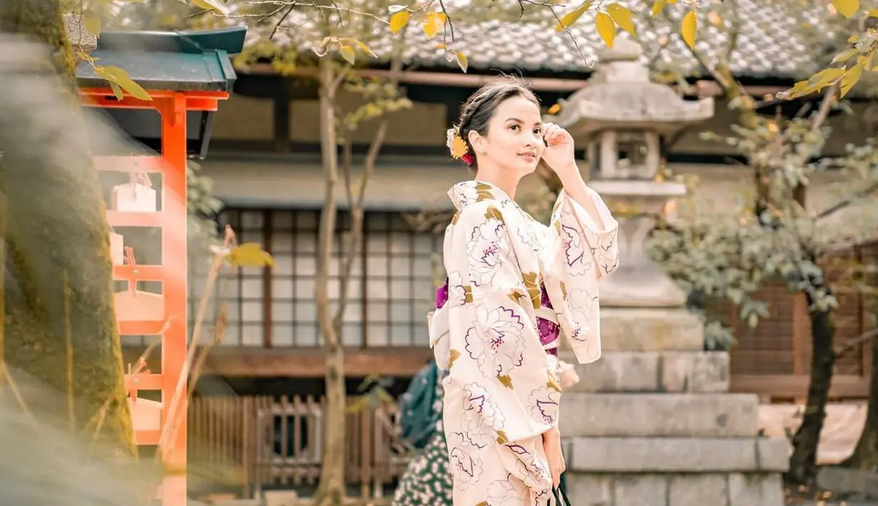 Aura kecantikan Sabrina Anggraini semakin terpancarkan dengan tampil dalam balutan kimono bermotif floral warna nude beige. Kecantikan Sabrina ini membuat banyak orang terpukau dengan gaya fashionnya.(Liputan6.com/IG/@sabrinaanggraini)