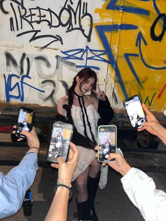 6 Potret Han So Hee di Balik Layar Syuting 'Seven' Jungkook BTS