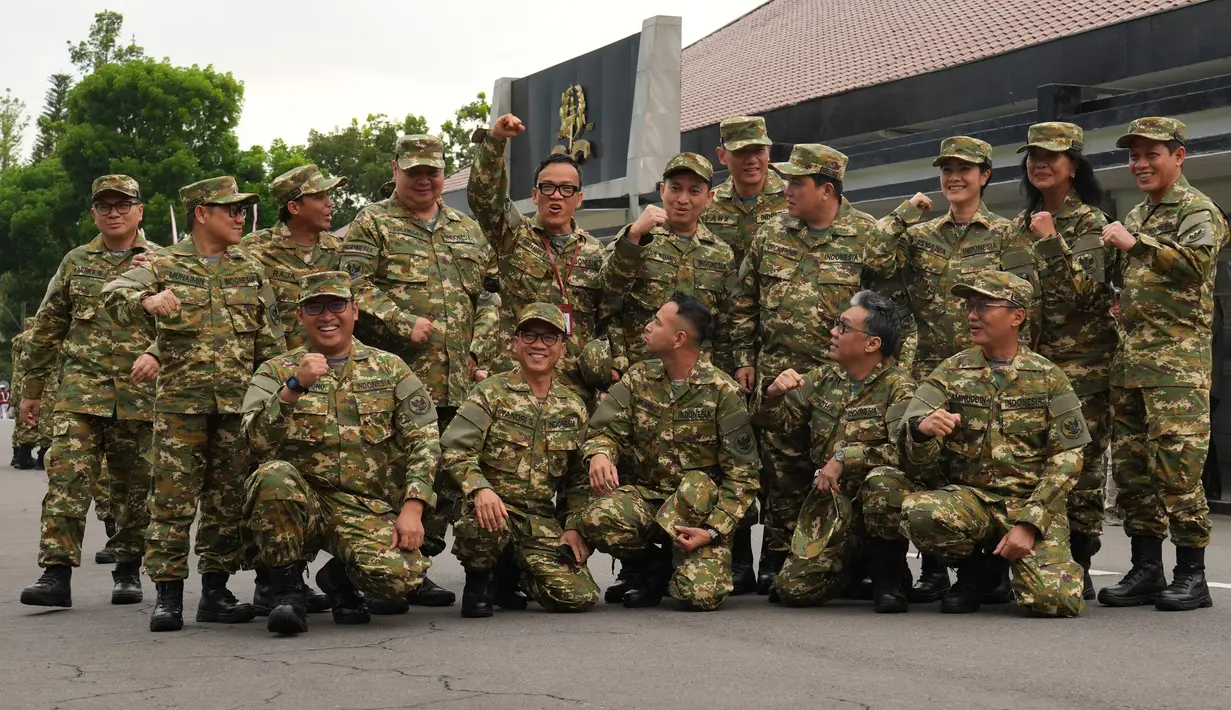 Kegiatan ini biasa dilakukan di pemerintahan dan perusahaan-perusahaan untuk menyelaraskan kedisiplinan dan kesetiaan pada bangsa dan negara. (AP Photo/Achmad Ibrahim)