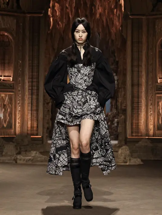 Untuk koleksi SS23 ini, direktur kreatif Maria Grazia Chiuri  melihat ke masa pemerintahan Catherine de Medici (ratu Prancis dari tahun 1547-1559) dan menggunakan rok hoop, korset, dan sepatu platform era Baroque, yang ia kerjakan menjadi gaya modern. (Dok/DIOR).