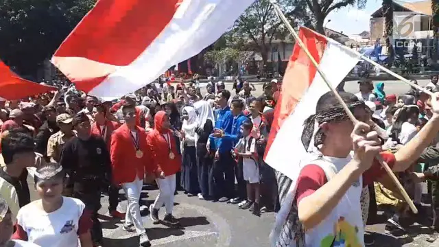 Enam atlet peraih emas Asian Games asal Garut, Jawa Barat, disambut bah pahlawan oleh warga Garut Senin siang.