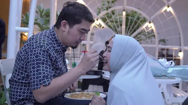 7 Potret Mesra Ustaz Solmed dan April Jasmine yang Jarang Tersorot