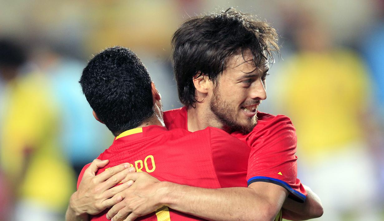 David Silva merayakan gol bersama rekannya Pedro saat melawan Kolombia pada laga Persahabatan di Estadio Nueva Condomina, Murcia, Spanyol (7/6/2017). (AP/Alberto Saiz)