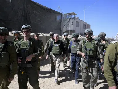 Perdana Menteri Israel Benjamin Netanyahu (tengah) berjalan bersama pasukan Israel saat melakukan kunjungan mendadak ke Rafah di Jalur Gaza selatan, Kamis (18/7/2024). (Avi Ohayon/Israel Prime Minister's Office via AP)