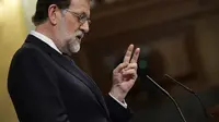 PM Mariano Rajoy di depan kabinet memberi ultimatum kepada Catalonia apakah pisah atau tidak. Ia juga mengancam status otonomi kawasan itu ( JAVIER SORIANO / AFP)