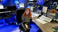 Lucy Edwards saat duduk di studio Radio 1 (Instagram/lucyedwardsofficial).