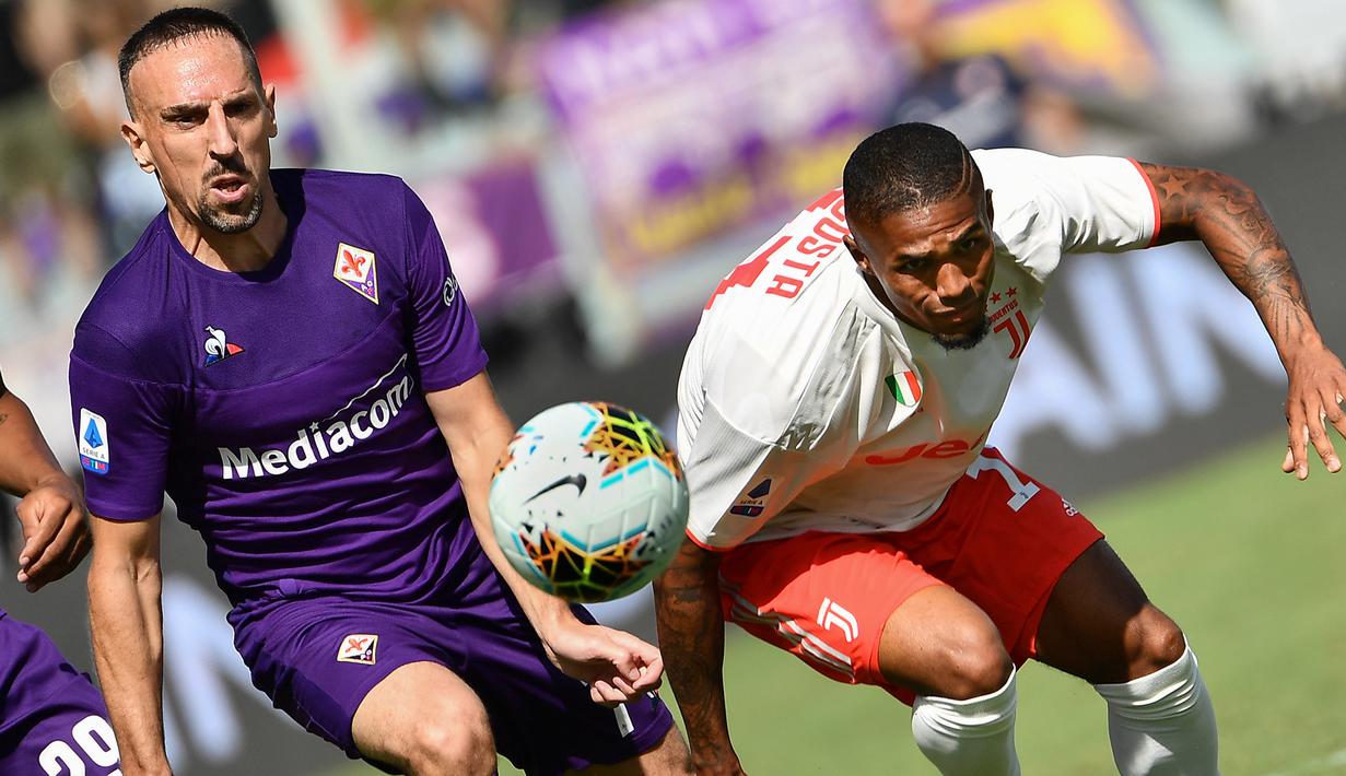 Gelandang Fiorentina, Franck Ribery, berebut bola dengan gelandang Juventus, Douglas Costa, pada laga Serie A di Stadion Artemio Franchi, Florence, Sabtu (14/9). Kedua klub bermain imbang 0-0. (AFP/Vincenzo Pinto)