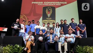 Direktur Surya Citra Media (SCM) Harsiwi Achmad, Ketua Umum Persatuan Sepak Bola Seluruh Indonesia (PSSI) Erick Thohir, Ketua Steering Committee Piala Presiden 2025 Maruarar Sirait dan Ketua Panitia Pelaksana Arya Sinulingga (duduk dari kiri ke kanan) usai memberikan keterangan terkait gelaran Piala Presiden 2025 di SCTV Tower, Jakarta, Jumat (4/7/2025). (Liputan6.com/Herman Zakharia)