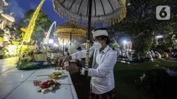 Umat Hindu Bali menyalakan dupa saat merayakan Hari Raya Galungan di Pura Amerta Jati, Jalan Punak, Pangkalan Jati, Cinere, Depok, Jawa Barat, Rabu (8/6/2022). Hari Raya Galungan merupakan hari merayakan kemenangan kebaikan (Dharma) melawan kejahatan (Adharma). (Liputan6.com/Johan Tallo)