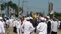 Massa MSUIB menggelar aksi demonstrasi menentang pembangunan gereja Santa Clara di Bekasi. (Fernando Purba/Liputan6.com)