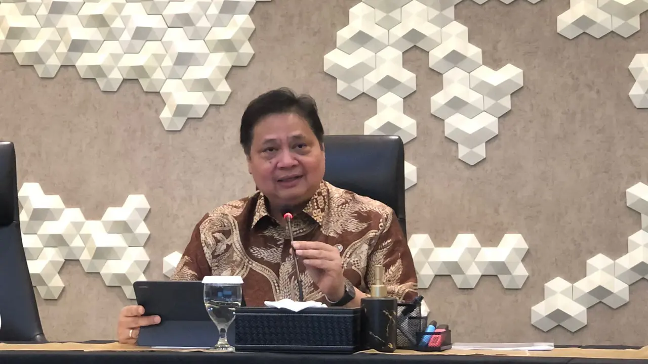 Menteri Koordinator Bidang Perekonomian Airlangga Hartarto  dalam konferensi pers: PDB Kuartal III 2023 serta Stimulus Fiskal , Senin (6/11/2023). (Tira/Liputan6.com)