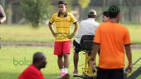 Andik Vermansah bersantai di sela-sela pengambilan gambar untuk iklan tim Selangor FA di Stadion Mini, Shah Alam, Selangor, Malaysia, Rabu (27/01/2016). (Bola.com/Nicklas Hanoatubun)