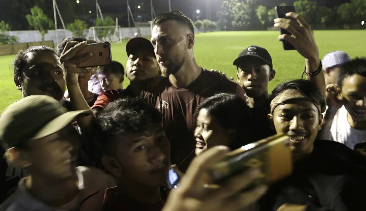 Pemain Persija Jakarta, Marko Simic, berfoto bersama suporter usai latihan di Lapangan Sutasoma Halim, Jakarta, Jumat (10/5). Latihan ini merupakan persiapan jelang laga Liga 1 Indonesia 2019. (Bola.com/Yoppy Renato)