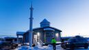 Bulan sabit terlihat di atas Masjid Midnight Sun, Inuvik, Kanada, saat waktu berbuka puasa Ramadan pada 2 Maret 2025. (Cole BURSTON/AFP)