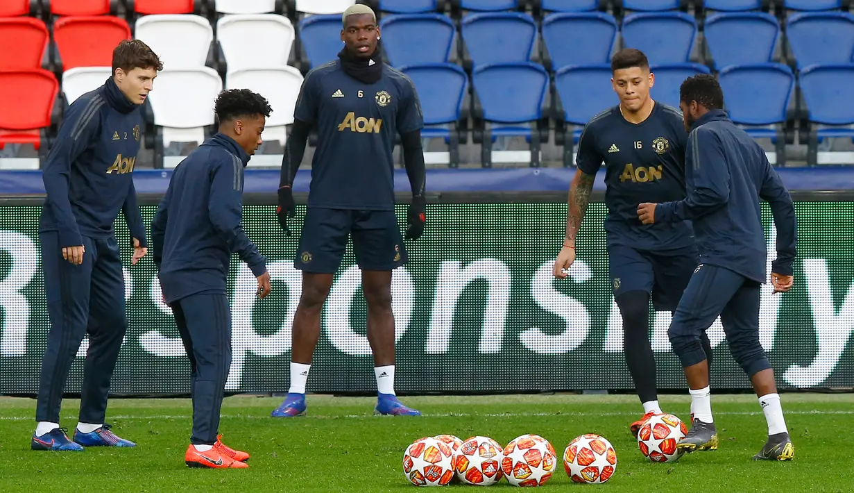 Para pemain Manchester United memainkan bola saat sesi latihan di stade des Princes stadion di Paris, Prancis (5/3). Manchester United akanmelawan PSG pada leg kedua babak 16 besar Liga Champions di Parc des Princes. (AP Photo/Michel Euler)