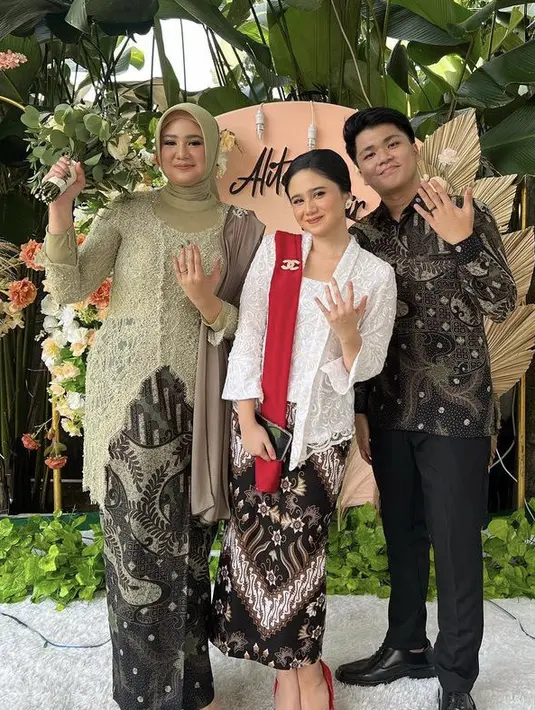 <p>Di hari penting sang kakak, Tissa Biani terlihat anggun mengenakan kebaya putih brokat model kutu baru. Dipadukan dengan kain lilit motif batik sebagai bawahannya. @tissabiani</p>