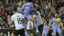 Pemain Real Madrid, Jude Bellingham, mencetak gol ke gawang Valencia namun dianulir wasit pada laga Liga Spanyol pekan ke-27 di Stadion Mestalla, Minggu (3/3/2024). Kedua tim mengakhiri pertandingan dengan skor sama kuat 2-2. (AFP/Jose Jordan)