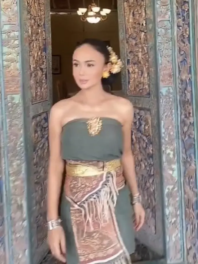 Yuni Shara dengan wastra nusantara (Instagram/yunishara36)