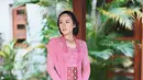 Maudy Ayuda mengenakan kebaya kutubaru rancangan Didiet Maulana. Look kebaya ini dipadukan dengan kebaya Kartini yang dilengkapi dengan stagen dan kain hitam bermotif bunga dan burung. (instagram/maudyayunda)