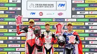 Irfan Ardiansyah (kiri) persembahkan podium untuk Astra Honda Racing Team di ARRC Motegi. (Astra Honda Motor)