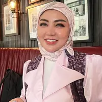 Berkarier sebagai seorang desainer dan memiliki brand dengan namanya sendiri, tak heran jika penampilan Bella Shofie kerap menjadi sorotan publik. Artis kelahiran 1992 itu juga memiliki usaha baru yang bergerak di industri kecantikan khususnya skincare. (Liputan6.com/IG/@bellashofie_rigan)