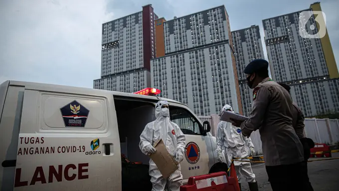 FOTO: Kesibukan Tim Medis Bawa Pasien COVID-19 ke Wisma Atlet