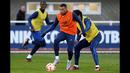 Pemain Timnas Prancis, Kylian Mbappe saat berlatih menjelang Kualifikasi Euro 2024 di Clairefontaine-en-Yvelines pada 21 Maret 2023. Mbappe akan memulai debut sebagai kapten Les Bleus pada 25 Maret 2023 saat melawan Belanda. (AFP/Franck Fife)