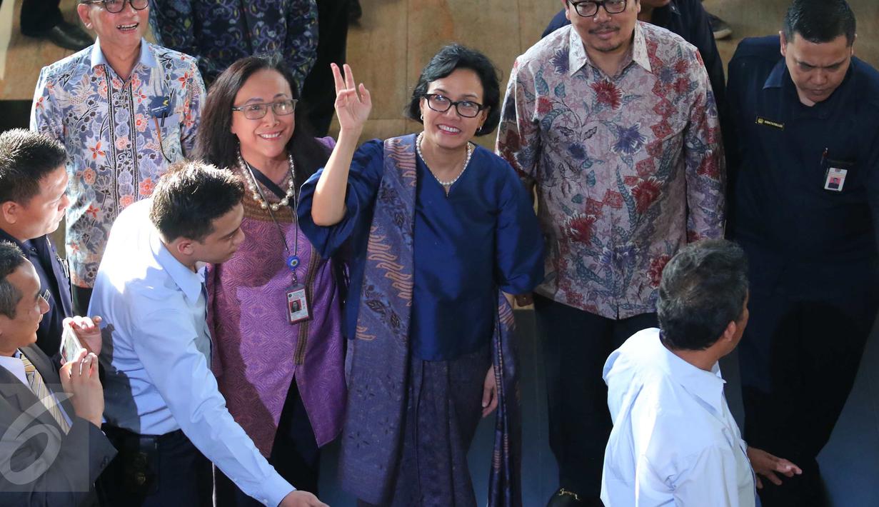 Menteri Keuangan yang baru Sri Mulyani Indrawati saat tiba di Kementrian Keuangan, Jakarta, Rabu (27/7). Sri Mulyani dipercaya Jokowi menjabat Menteri Keuangan (Menkeu) menggantikan Bambang Brodjonegoro. (Liputan6.com/Angga Yuniar)