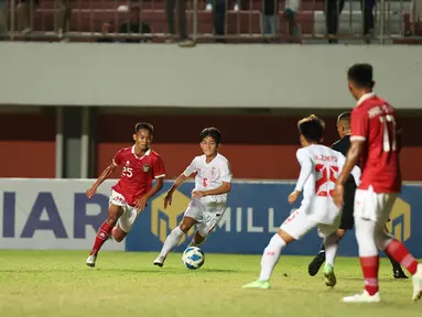 Gelandang Timnas Indonesia U-16, Muhammad Riski Afrisal membawa bola dari kejaran pemain Myanmar, Han Tun Zaw pada pertandingan semifinal Piala AFF U-16 2022 di Stadion Maguwoharjo, Sleman, Rabu (10/8/2022). Timnas Indonesia U-16 menang lewat adu penalti atas Myanmar 6-5 (1-1). (Foto:Dok PSSI)