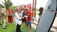 Bupati Banyuwangi Ipuk Fiestiandani  serahkan piala pada pemenang Red Island Gandrung Surf Competition Banyuwangi (Istimewa)
