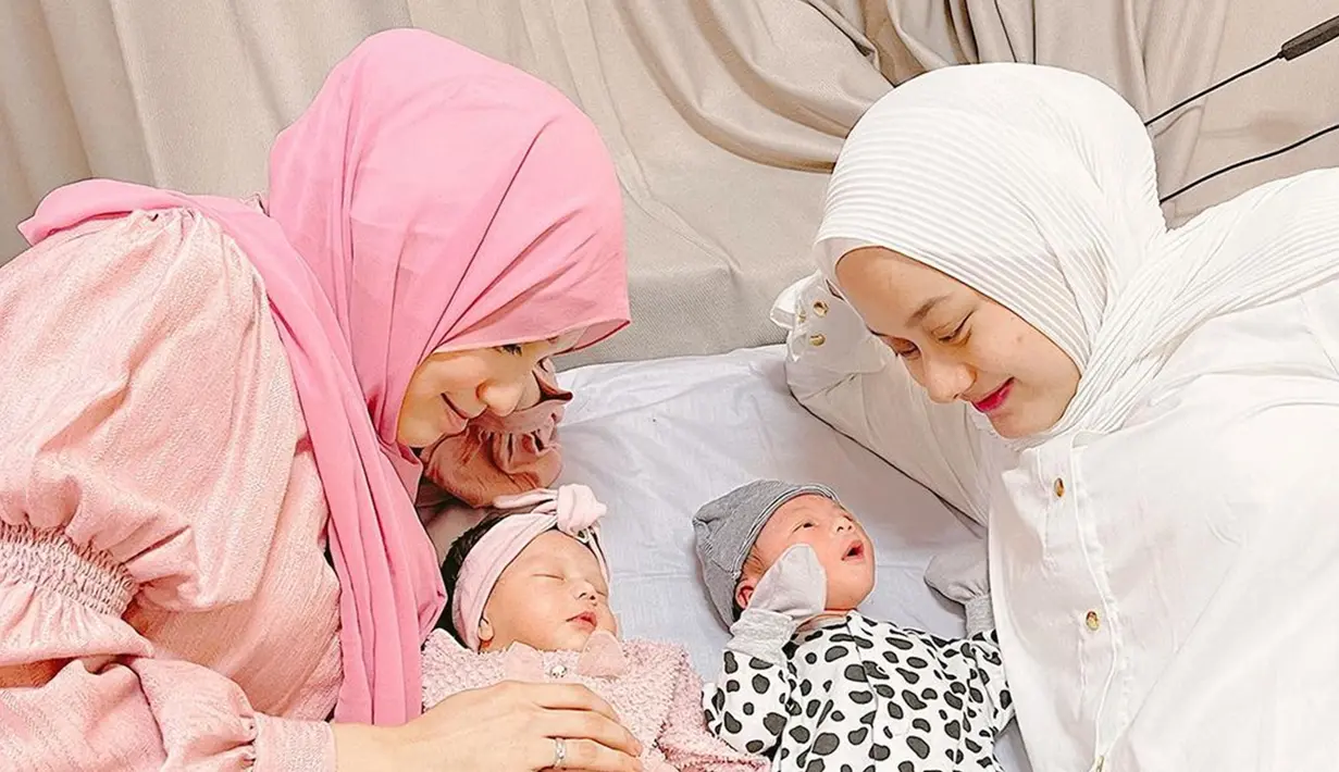 Anak Dinda Hauw lahir pada 20 Juni 2021, sementara anak Asri Kasura lahir 14 Juni 2021. Perbedaan tanggal lahir yang hanya sepekan membuat keduanya gelar acara akikahan bersamaan. Uniknya lagi, anak Dinda Hauw yang berjenis kelamin laki-laki dan anak Asri Kasura yang berjenis kelamin perempuan menambahkan kebahagiaan di keluarga besar mereka. (Liputan6.com/IG/@asrikasura)