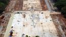 Suasana proyek revitalisasi Taman Sisi Selatan Monumen Nasional dilihat dari ketinggian, Jakarta, Minggu (19/1/2020). Proses revitalisasi kawasan Monas menggunakan skema multi-years dalam waktu tiga tahun dari 2019 hingga 2021. (Liputan6.com/Helmi Fithriansyah)