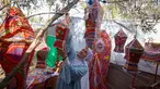 Rehan Hazem Sharab, seorang pengungsi Palestina berusia 32 tahun, menggantung lampion buatan tangan yang terbuat dari kotak-kotak bantuan bekas saat bersiap menyambut bulan suci Ramadan, di luar tendanya di lingkungan Al-Mawasi, Khan Younis, di Jalur Gaza selatan pada Sabtu 7 Februari 2026. Menjelang bulan Ramadan, Rehan Hazem Sharab (32 tahun), seorang perempuan pengungsi yang tinggal di lingkungan Al-Mawasi, Khan Younis, Jalur Gaza selatan, mengubah kardus bantuan dan beberapa kain menjadi lampion Ramadan atau fanous. (Bashar Taleb/AFP)