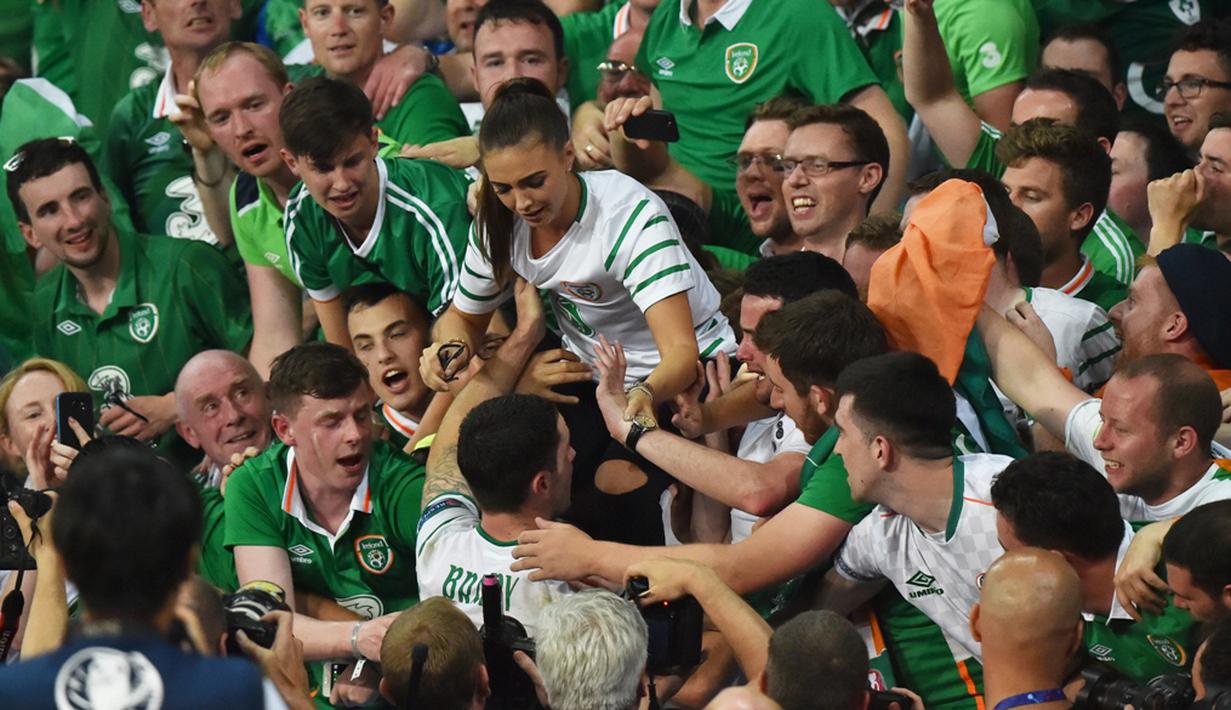 Pemain Irlandia, Robert Brady, memeluk pacarnya, Kerrie Harris, setelah mencetak gol ke gawang Italia  pada laga Grup E Piala Eropa 2016 di Stade Pierre Mauroy, Lille, Kamis (23/6/2016) dini hari WIB. (AFP/Philippe Huguen)